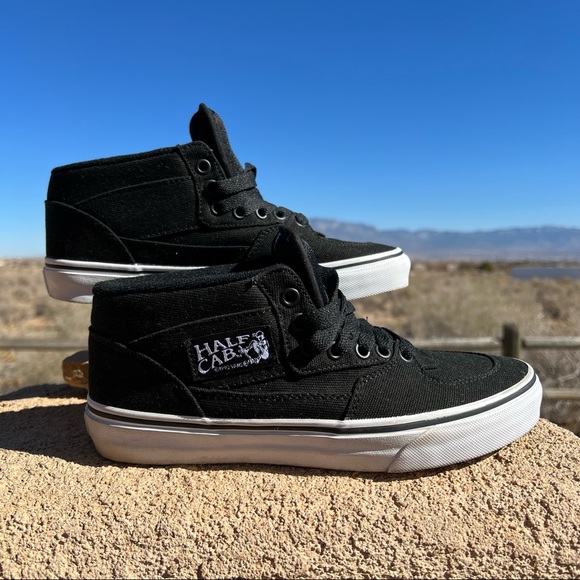 Vans Shoes - 🎉FLASH PARTY SALE🎉EUC Unisex Vans Half Cab.